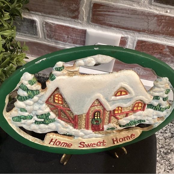 🟢 Vintage - 1999 - Avon Collectible “Home Sweet Home” Winter Cast Iron Trivet - Picture 8 of 9